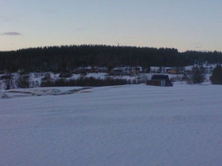 vy över Latikberg, vindkraftverket i bakgrunden